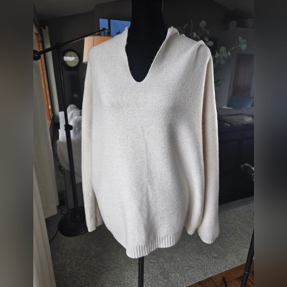 Korye- Super Soft Hoodie Cream Sweater Size Medium